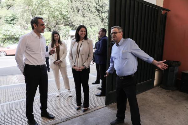 Μητσοτάκης σε σχολείο